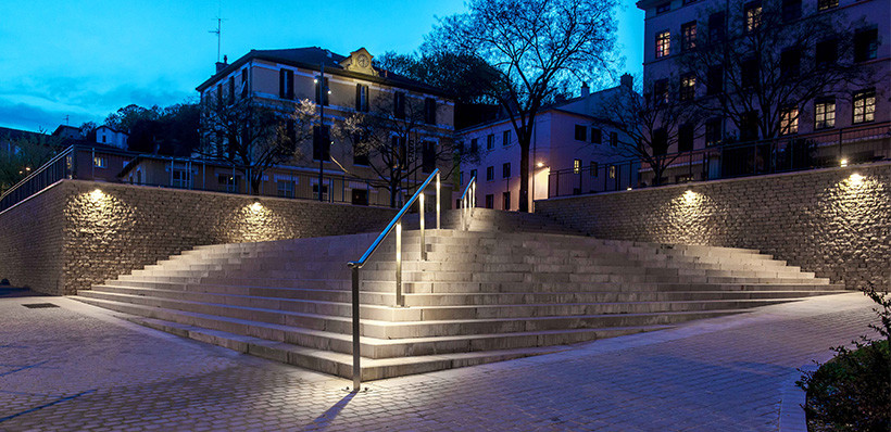 Pedestrian walkway with wall projectors 4240-Havre and linear handrails, Caluire Saint-Clair