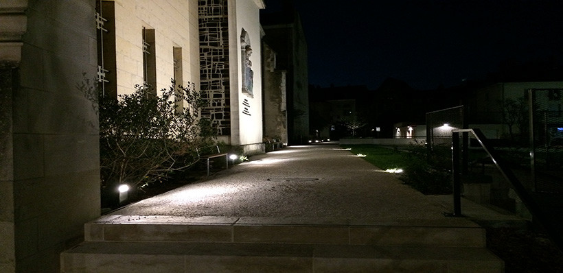 Place du Cheval Rouge in Orléans with 6430-Parc LED bollards