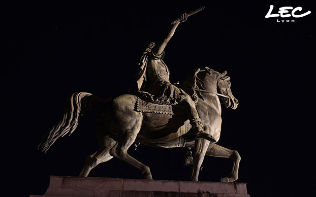 <p>L'éclairage de la statue est réalisé grâce à 2 <strong>projecteurs 4039 de la gamme LUMINY 4</strong> </p>
