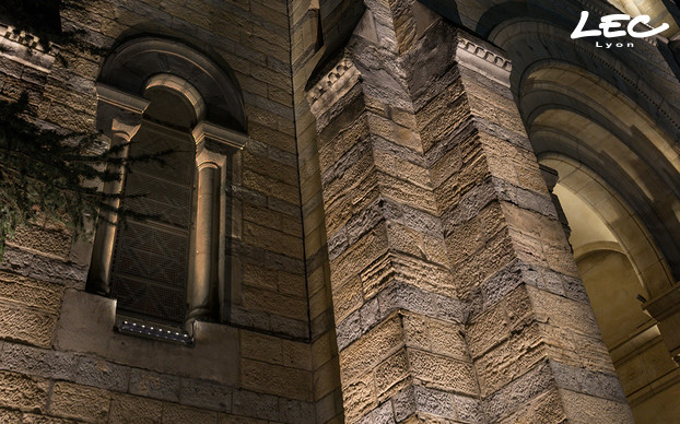 <p>12 ALLEVARD (5716) recessed projectors are used to highlight the principal piers on front of the church.</p>

